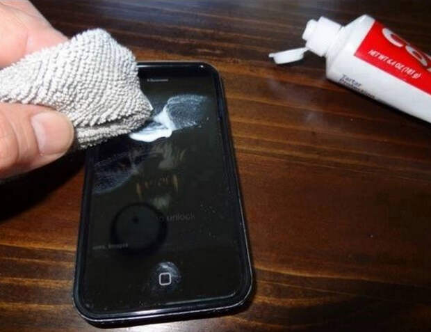 Зубная паста для чистки экрана смартфона.