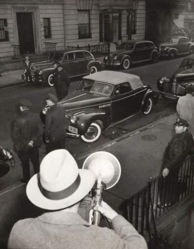 Гэрри Максвелл, застреленный в собственной машине. Автор: Arthur Fellig (Weegee).