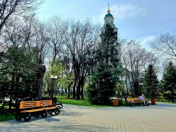 Лавочки возвращаются после реставрации в астраханские скверы