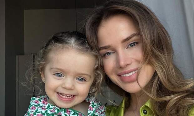 Певица Алекса устроила трогательную фотосессию с дочкой у новогодней елки: «Мамина принцесса»