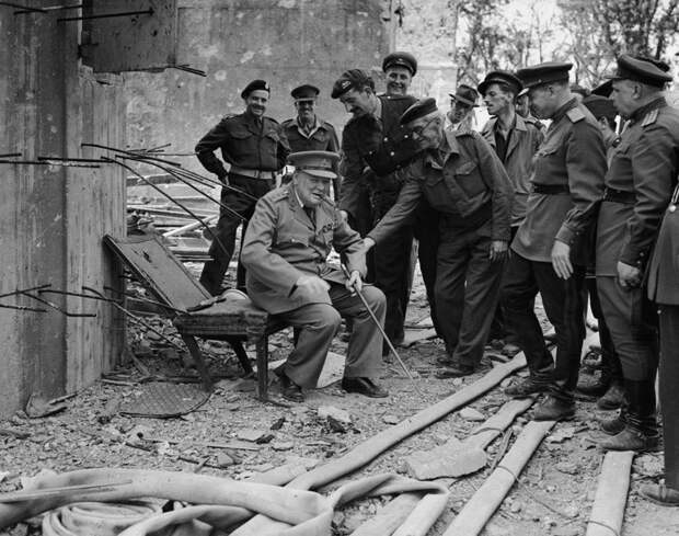 Уинстон Черчилль сидит на том, что осталось от кресла Гитлера. 1945 г. история, люди, мир, фото