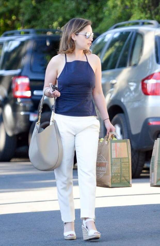 Уличный стиль Эмилии Кларк. Белые брюки и синий топ.
