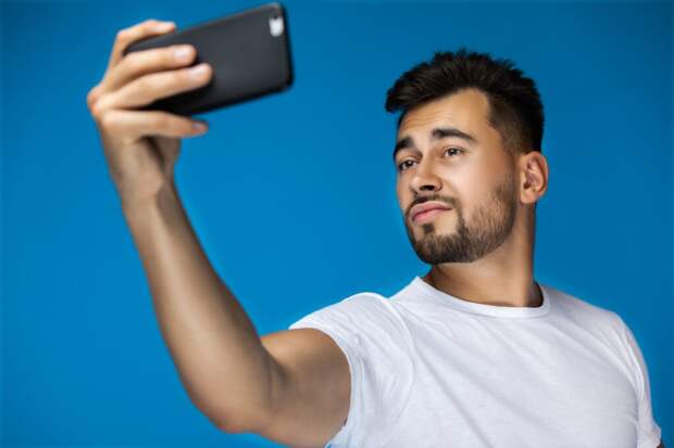 attractive-man-is-making-selfie-his-mobile-phone-1024x683 Как распознать нарциссов в своем окружении