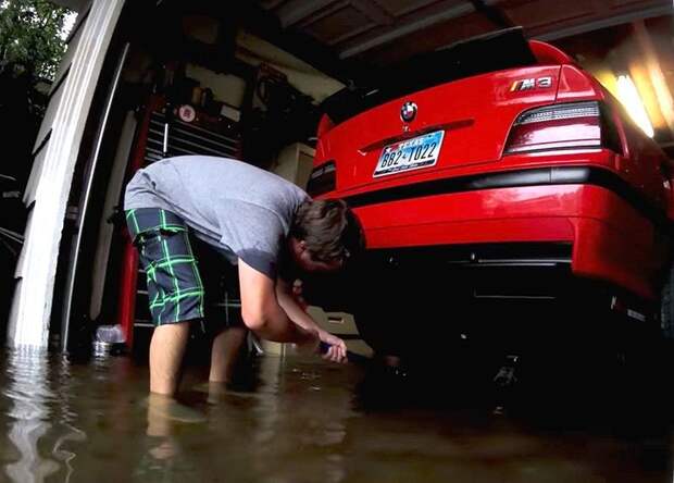 Парень смог спасти свою BMW M3 от наводнения bmw, авто, видео, гараж, наводнение, потом, смекалка, ураган