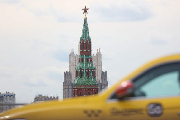 Русский триколор запретили в такси. Чтобы не обидеть мигрантов?