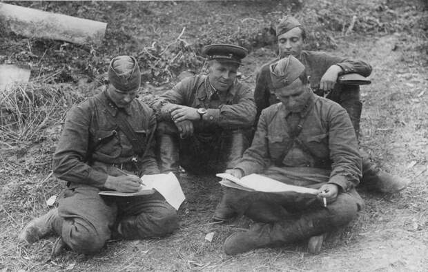 Начальник службы связи 127-й стрелковой дивизии майор Сыромятников (крайний слева, с папиросой в руке) ставит боевую задачу связистам. Западнее города Дорогобуж, июль 1941 года