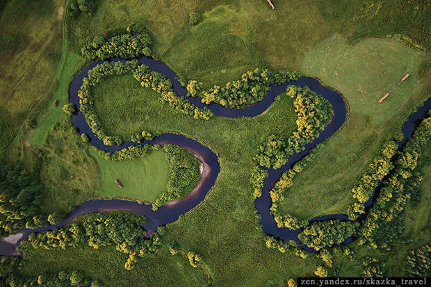 Необычная извилистая форма реки с воздуха