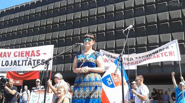Правительство Латвии — на помойку! Русский марш по центру Риги Евгения Крюкова для себя решила, что будет бороться