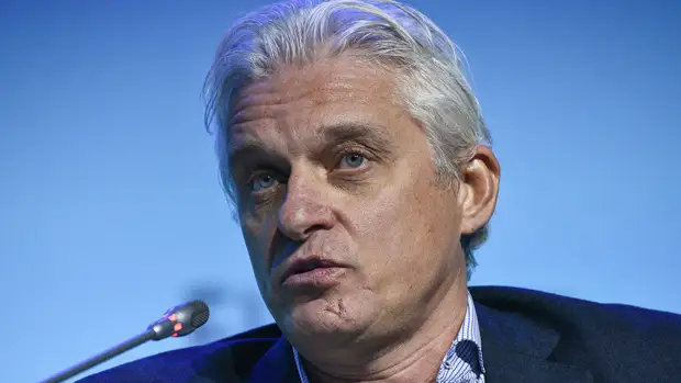 Великобритания сняла ограничения с яхт и самолетов Тинькова и Абрамовича