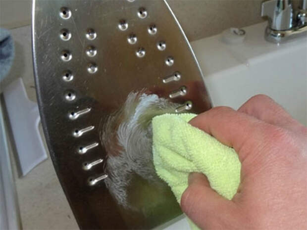Зубная паста для чистки подошвы утюга.