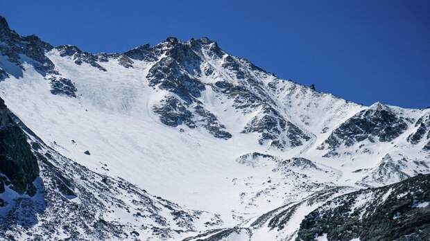 Спасатели возобновили поиски туристов после схода лавины в Бурятии