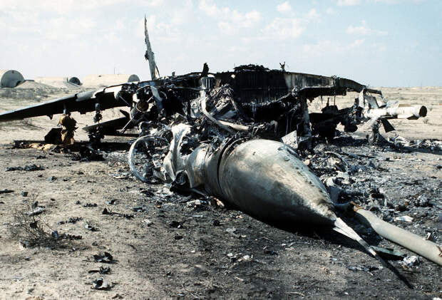 Уничтоженный самолёт ВВС Ирака во время войны в Персидском заливе