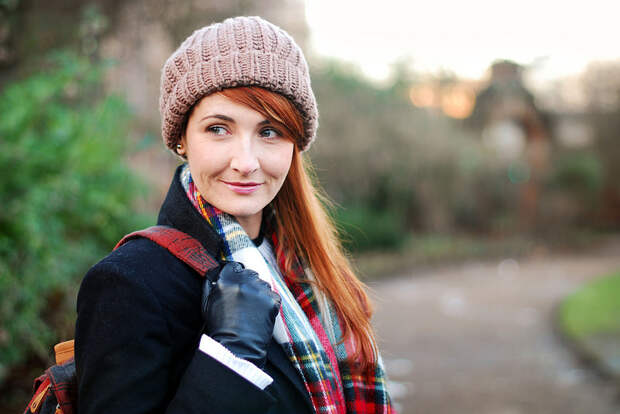 Relaxed winter style: Distressed jeans, tartan scarf, long black coat