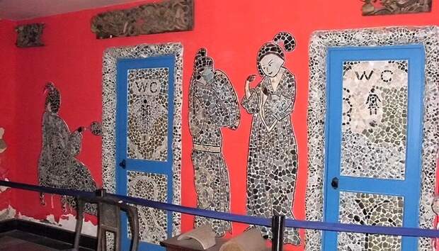Необычной мозаикой оформлены стены и двери Фарфорового дома.