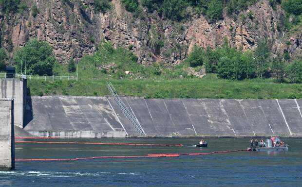 Вдоль берега реки Туапсе выставили дополнительный рубеж боновых заграждений