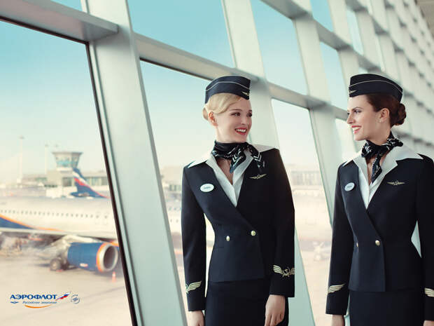 Фото Две улыбающиеся стюардессы смотрят друг на друга (2012 …