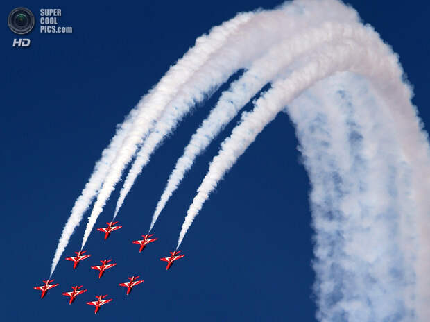 ОАЭ. Дубай. 18 ноября. Во время международного аэрокосмического салона Dubai Airshow. (Karim Sahib/AFP/Getty Images)