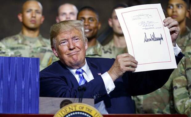 На фото: президент США Дональд Трамп подписал оборонный бюджет США на $716 млрд