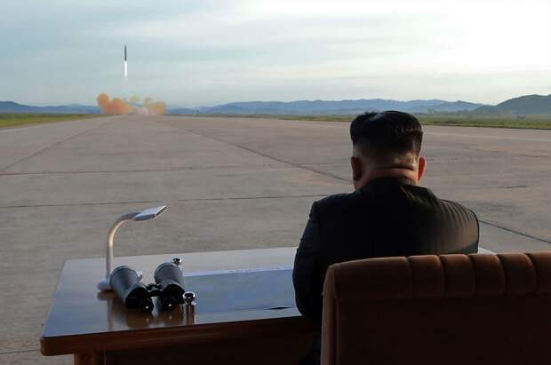 12. Северокорейский лидер Ким Чен Ун наблюдает за запуском ракеты Hwasong-12 интересно, лучшие фото года, факты, фото, фотография года, цепляет