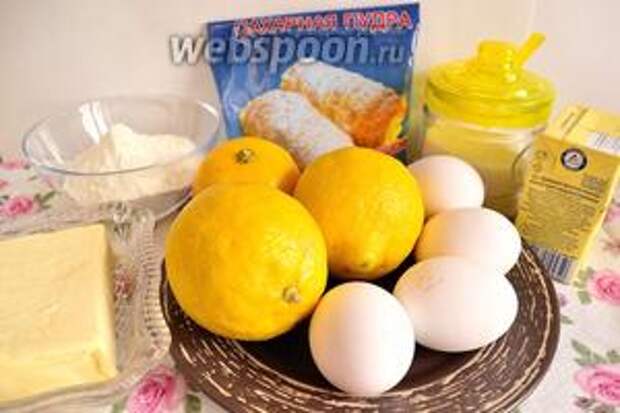 Для приготовления классического французского лимонного пирога понадобятся 4 лимона (3 в крем и цедра 1 лимона в тесто), яйца, жирные сливки, сахар, сахарная пудра, мука, сливочное масло. А также нужно приготовить бумагу для выпечки и сушёную фасоль или горох (используем в качестве пресса).