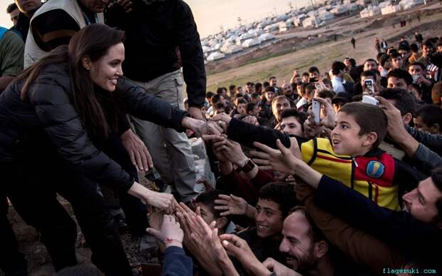 Специальный посланник Верховного комиссара ООН по делам беженцев Анджелина Джоли посетила курдский лагерь беженцев в иракском городе Ханке.