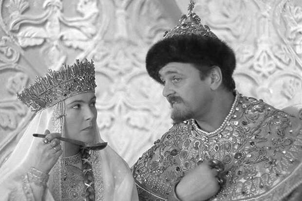 сидят за столом царь и его супруга
