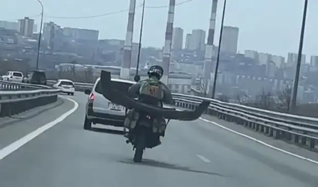 «Самолёт» обогнал машины на дороге во Владивостоке