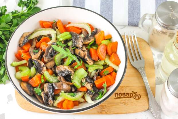 Салат с овощами и жареными грибами