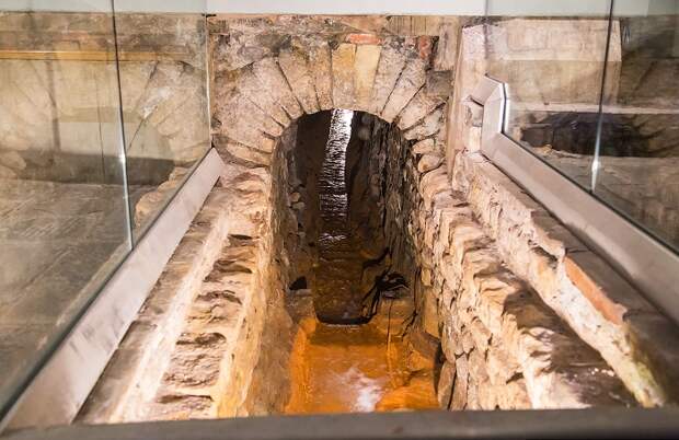 Подземная гидротехническая система, созданная древними римлянами (Aquae Sulis, Великобритания). | Фото: heritagedaily.com.