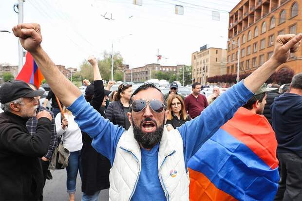 Костры на площади Франции: к чему могут привести протесты в Ереване