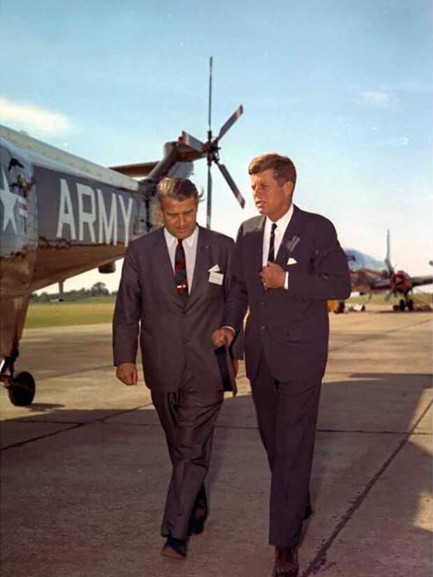 Wernher von Braun walking with President Kennedy at the Army Ballistic Missile Agency at Redstone Arsenal (Alabama) in 1963