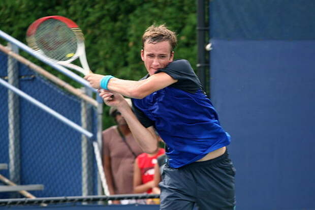 Медведев уверенно обыграл Басилашвили на старте теннисного турнира в Вене