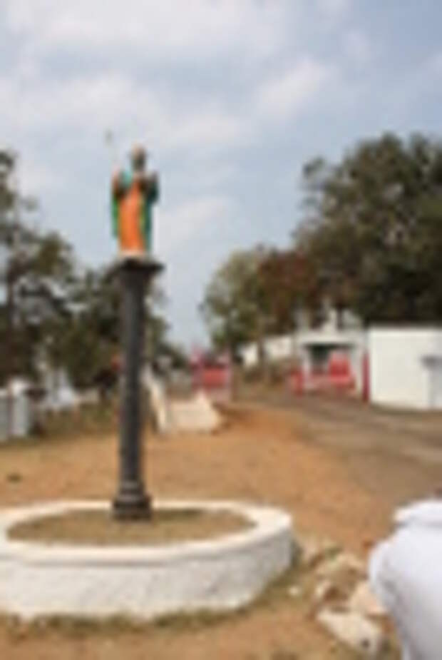 Кликните для увеличения Проезд и арка к месту кончины апостола Фомы на «Большой горе Фомы».