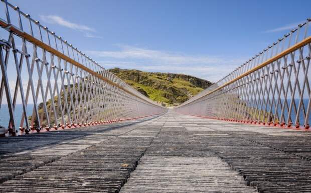Пешеходное полотно моста создано из 40 тыс. сланцевых плиток (Tintagel Castle bridge, Великобритания). | Фото: newatlas.com. Пешеходное полотно моста создано из 40 тыс. сланцевых плиток (Tintagel Castle bridge, Великобритания). | Фото: newatlas.com.