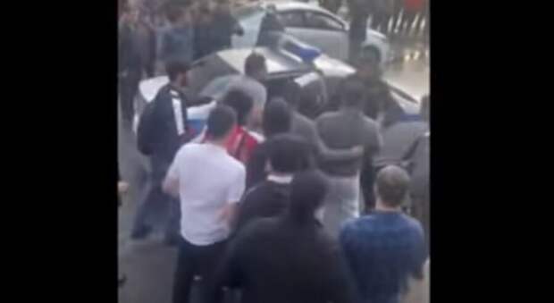Нападение на полицейского и освобождение задержанного мигранта в Тёплом Стане (иллюстрация: кадр видео)