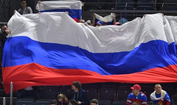 спортсмен с государственным флагом после победы