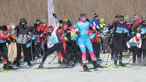 От двухлетних участников до легендарных династий. В Барнауле прошла 44-я "Лыжня России"