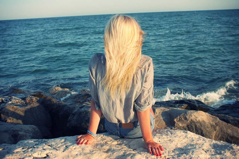 Блондинка на берегу моря