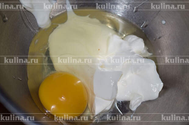 Сделать крем: в миску выложить сметану, вбить яйцо.
