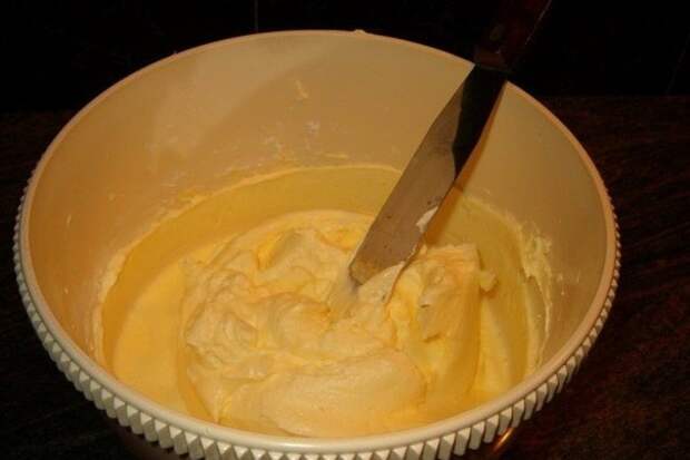 Взбитые яйца с сахаром и маргарином