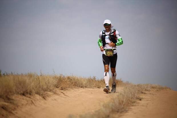 Спортсмен из Алтуфьева пробежал более 60 километров в пустыне на озере Эльтон