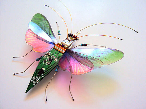 Изящные бабочки из старых компьютеров. Автор: Julie Alice Chappell.