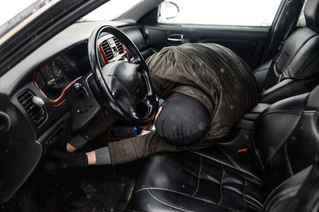 ИБ-эксперт Педанов: подделав с ИИ голос владельца хакер может завести машину