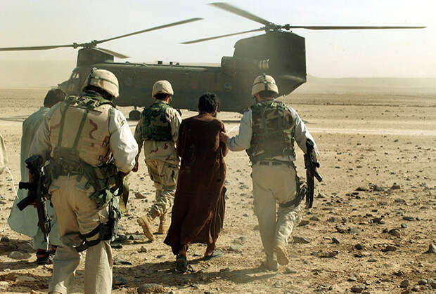 Военнослужащие США с задержанным во время рейда в Сангин, 2003 год