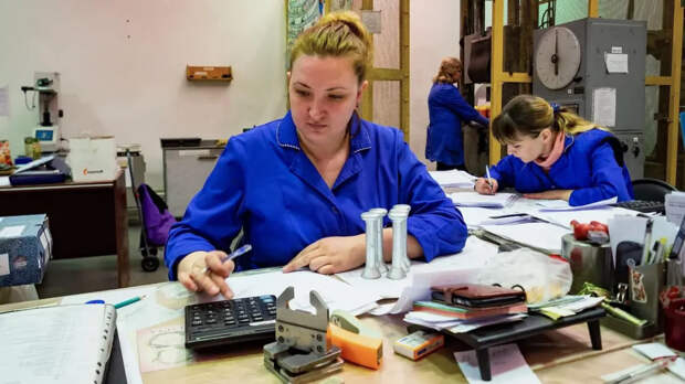 Роструд: 13-ю зарплату могут требовать только те, у кого она есть в договоре