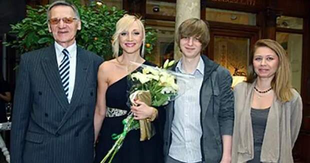 Кристина Орбакайте с младшим братом, отцом и его новой женой