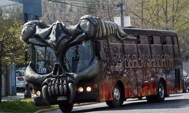 1. На этом автобусе колесит по стране группа Black Sabbath гастроли, транспорт
