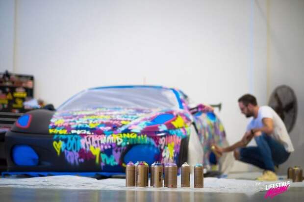 Все внутренние панели F430 Challenge заменены на углепластиковые, стекла сделаны из поликарбоната. В салоне установлены гоночные сиденья с карбоновой основой и минимальный набор приборов. ferrari, авто, автомобили, граффити, искусство, рисунок, суперкар, художник