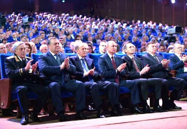 Чужие здесь не ходят. Почему в системе власти преобладают «свои люди», близкие по родству и личным связям