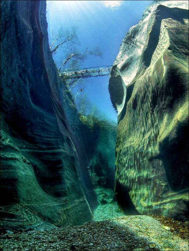 newpix.ru Горная река Верзаска с кристально чистой водой, Швейцария.  красивые кадры, факты, фото